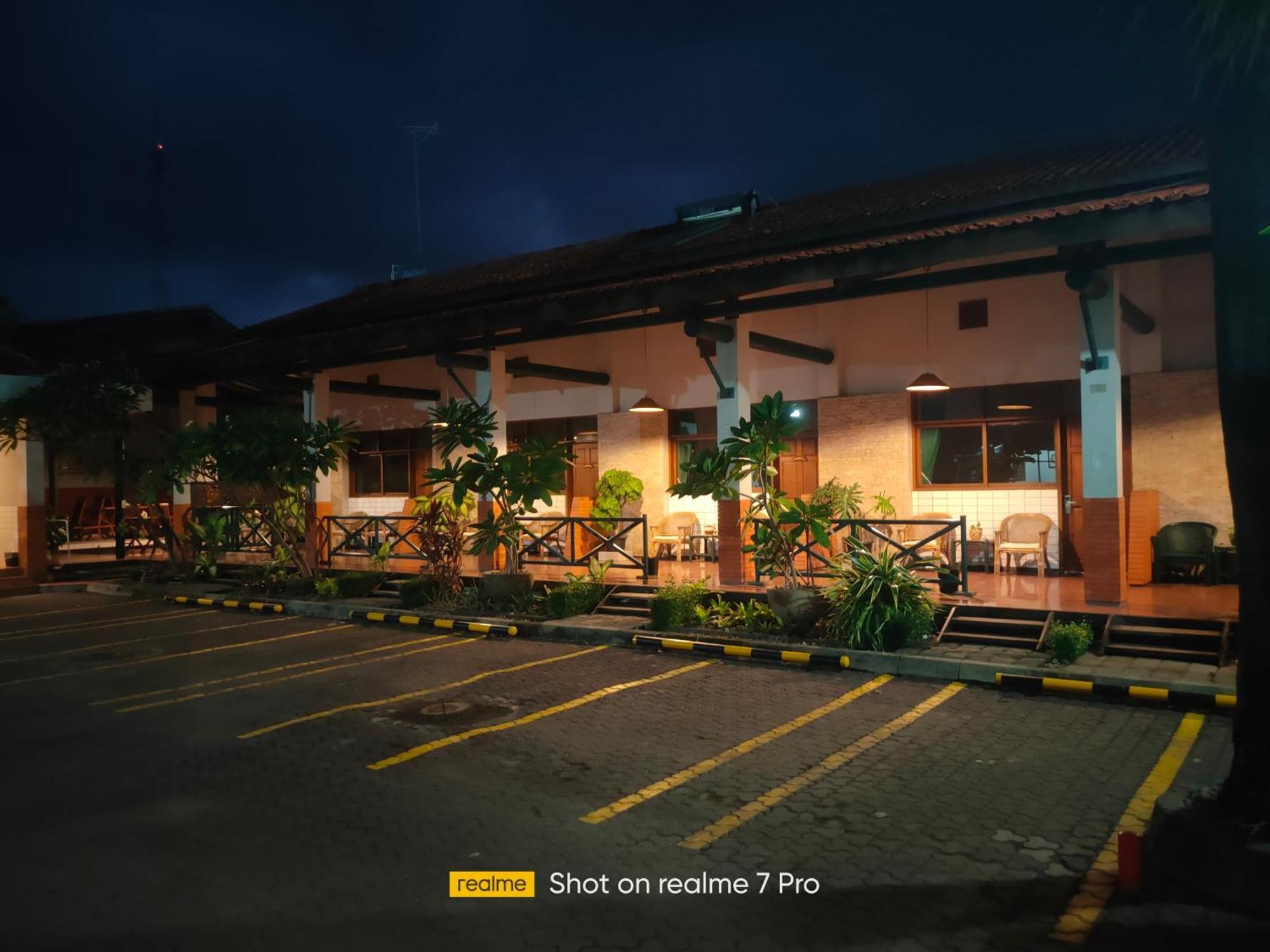Hotel Aneka Baru Sleman  Esterno foto